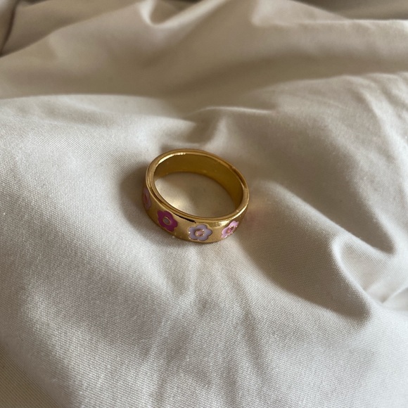 Gold ring with flower detailing, size 7. - Picture 2 of 3